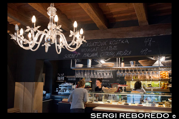 Restaurante cafetería vanguardista situado en Mala Strana.  La gastronomía checa se basa principalmente en la carne de cerdo y, en menor medida, en la de pollo y ternera. También se elaboran recetas con la carne de otros animales, aunque la República Checa no es el mejor destino para los aficionados al pescado. El plato más típico de Praga es el goulash en sus múltiples variantes. La base es un estofado de carne con vegetales. Platos típicos de Praga Estos son algunos de los platos típicos que se pueden encontrar en los restaurantes: La cerveza más famosa de Praga Goulash de carne con dumplings Kulajda: Sopa cremosa preparada a base de puré de patatas, setas y leche agria. Bramborak: Tortilla frita de masa de patata. Knedlíky: Bolas de harina hechas a base de patatas o pan rallado. Chlebicky: Pequeños canapés de diferentes ingredientes. Utopenec: Salchichas maceradas con pimiento y cebolla frita. Bramborák: Tortillas fritas hechas a base de patatas, huevos, harina, cebolla y otros ingredientes. Šopský salát: Ensalada de tomate, pepino, cebolla, pimiento y queso blanco. Tla?enka: Cabeza de jabalí con cebolla y pan. Praská šunka: Jamón de Praga. Chocroute: Col fermentada. Kolache: Pastel relleno de compota de frutas. Váno?ka: Pan tradicional similar al brioche que se prepara en Navidad. Goulash: Plato especiado preparado a base de carne vacuna, cebollas, pimiento y pimentón. Slivovice: Bebida alcohólica de zumo de ciruela. Pala?inky: Crepe que se rellena de helado, fruta asada o mermelada. 