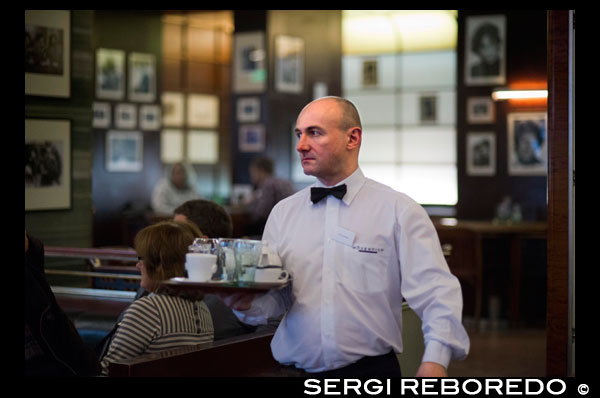 El cafè Slavia. Al davant del teatre nacional, fent cantonada amb els carrers Narodni i Smetanovo, es troba un tradicional cafè d'època, molt elegant que ens transporta a segles passats i èpoques de somni. La decoració és de gran bellesa, amb els seus grans llums caient cap a les taules d'època, on l'ambient encara es realça més gràcies a les vistes al castell de Praga.