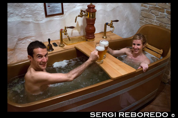 Submergir nus en un autèntic spa de cervesa . Spa Bernard Beer . Praga . Un dels aspectes més representatius de la República Txeca és la cervesa - una cosa que es té en molt alta estima pels seus habitants . Els Txecs no només beuen la seva cervesa , sinó que també han començat a usar els banys de cervesa , és a dir , vol dir que , ¡ la cervesa es pot gaudir al paladar i per revitalitzar tot el cos al mateix temps ! El cultiu del llúpol s'ha realitzat a la República Txeca durant molts segles i els Txecs creuen fermament que la seva cervesa és , sens dubte , la millor del món - el que podria ser una raó per la qual ells tenen el major consum de cervesa a el món . Per descomptat, els turistes contribueixen a aquesta estadística en gran mesura. Ara els turistes i els Txecs gaudeixen per igual de la cervesa utilitzada en els spa, i gràcies a les meravelles de la ciència moderna es determina quina cervesa pot augmentar la resistència , ajudar el sistema vascular , relaxar els músculs i ajudar a que cada part del organisme funcioni en harmonia amb totes les altres . I a part podran veure si funciona L'Experiència del Spa a Cervesa . L'spa de cervesa funciona per mitjà de tres components importants : la pròpia cervesa , aigua mineral calenta i els ingredients d'elaboració de la cervesa . Els massatges especials també poden millorar l'experiència , i aquests s'ofereixen al Chodová Planá Beer Spa , així com en el Novosad Harrachov Beer Spa a les Muntanyes Gegants . Aquest últim també compta amb un bany doble , pel que vostè i la seva parella poden gaudir de l'experiència a la vegada .. Si et trobes a les muntanyes Beskids , trobaràs un spa cervesa anomenat BBB Bahenec Beer Spa , mentre que a ? Erna Hora pots visitar el Sladovna Beer Spa . Si planeges visitar només Praga , hauràs de visitar el BBBeer Spa Praga (el lloc web està només en Txec ) , que es troba al Barri Antic , Masna 5 i està considerat com el millor en la ciutat . Una altra opció que val la pena és Bernad Beer Spa . Javier Castro i Nerea Ruano .