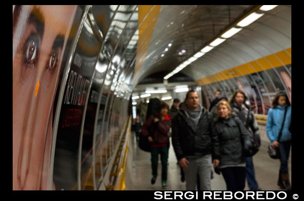 Anuncis a un dels túnels d'accés al metro. Metre de Praga Inaugurat el 1974, el Metre de Praga compta amb 3 línies i 53 estacions. Encara que no està totalment estès per la ciutat, en combinació amb els tramvies fa possible desplaçar-se per tota Praga. Vegem les 3 línies i les seves parades més importants: Línia A (Verd) Recorre Praga de nord-oest a sud-est, des Dejvická a Depo Hostiva?. Les parades més importants començant per l'oest són: Dejvická: És l'estació on deixa l'autobús 119 des de l'aeroport. Malostranská: Estació més propera de Malá Strana. També és útil per agafar el tramvia 22 per pujar a Hrad? Any. Starom? Stská: A 5 minuts de la plaça de la Ciutat Vella i del Barri Jueu. M? Stek: Estació al nord de la Plaça de Wenceslao i transfer amb la línia B (Groga). Muzeum: Sortida directa al Museu Nacional, al sud de la Plaça de Wenceslao. És intercanviador amb la línia C (vermella). Línia B (Groga) Recorre Praga de nord-est a sud-oest, des? Erny Most a Zli? Índex. Les parades més importants començant pel nord són: Florenc: Estació d'autobusos més important de Praga. Nyam? STI Republiky: Estació costat de la Casa Municipal i la Torre de la Pólvora. M? Stek: Estació al nord de la Plaça de Wenceslao i transfer amb la línia A (Verd). Zli? Índex: Punt d'arribada de l'autobús 100 des de l'aeroport. Línia C (Vermella) Recorre Praga de nord a sud, des Let? Any a Háje. Les parades més importants començant pel nord són: Florenc: Estació d'autobusos més important de Praga. Muzeum: Sortida directa al Museu Nacional, al sud de la Plaça de Wenceslao. És intercanviador amb la línia A (verd). Vyšehrad: La millor manera d'arribar a la fortalesa i jardins de Vyšehrad.