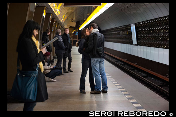 Una pareja se besa en uno de los túneles del metro de Praga. ¿Soltero? ¿No ha logrado encontrar su alma gemela? ¿No tiene tiempo para ir a bares para conocer a su futura pareja? Tal vez Cupido esté esperando por usted a unos cuantos metros bajo tierra. O eso al menos han pensado las autoridades del sistema de transporte público de Praga, la capital de República Checa, que han propuesto la creación de una serie de "vagones del amor" en el metro de la ciudad. La idea es que en estos vagones, reservados sólo para personas solteras y que buscan su media naranja, sean un espacio para el coqueteo, para la seducción y, por qué no, para enamorarse también. Los "vagones del amor" funcionarían en cada una de las tres líneas del metro de la capital checa. Las tres líneas de metro de Praga -con una población de 1,2 millones- suman un recorrido total de 59 kilómetros. En 2011 transportaron 580 millones de pasajeros. No hay datos sobre cuántos de estos son solteros y tienen deseos de conocer gente. Ropid, la empresa de la comuna que administra el transporte público de Praga, comenzará a encuestar a los pasajeros en breve para determinar si estarían interesados en este servicio, que podría estar disponible a fin de año. Más transporte público La iniciativa constituye una de las actividades diseñadas por la compañía para lograr que los habitantes de Praga usen menos sus vehículos personales y más el transporte público. Esto tendría un importante impacto económico y ambiental para la ciudad, afirma Filip Drapal, portavoz de Ropid.   Serían espacios destinados a que los solteros se relacionen con otras personas, quizás su futura pareja. "La idea forma parte de una nueva campaña de largo plazo, cuyo objetivo es mostrar cuáles actividades se pueden hacer en el transporte público y no en el automóvil, como leer, estudiar, escuchar música, jugar con juegos electrónicos y revisar los emails", le dijo Drapal al sitio alemán de noticias Spiegel Online. Praga espera que la iniciactiva no implique un gasto extra para la ciudad: el plan es que las agencias de citas sean patrocinantes y paguen por anunciarse en los "vagones del amor". Eso sí, el servicio no funcionaría durante las horas de mayor congestión matutina, para evitar el abarrotamiento de pasajeros en el resto de los vagones. En los "vagones del amor" Cupido deberá actuar rápido: mientras en Berlín un viaje en metro puede llevar una hora o más, el tiempo promedio en Praga es de cinco minutos. "La tendencia es que haya más y más gente soltera", dice Drapal. "Así que nos gustaría ayudar a estas personas y, en general, llamar la atención sobre este fenómeno social". 