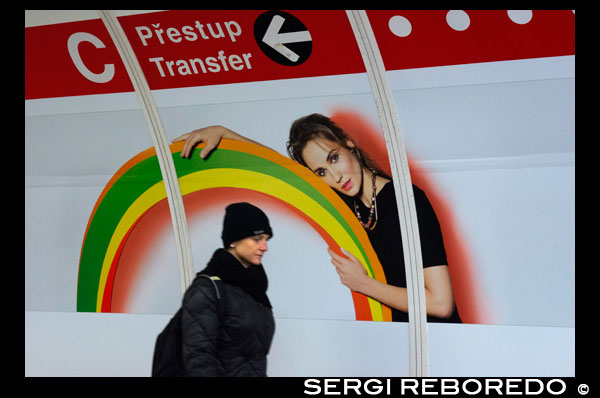 Advertise on one of the access tunnels Prague metro . Wagons " singles only " to flirt in the Prague subway cleaning advantages and speed, the Prague Metro just add one more argument to promote public transport : in the hectic pace of today's society, a wagon is the ideal place to flirt and , therefore , reserved spaces for singles find partners. The idea is still in its infancy , but has good prospects to be realized before the end of the year. " It will not be difficult or expensive project . And it is spreading very fast through social networks ," says Aneta Rehková spokesman Municipal Transport Company (MHD ) , of the Czech capital . Since the company fits this initiative in the hope that people see public transport not only as an economical way to travel, but also as a part of daily life . "Although the distances are short lived , the frenetic pace we live , people have to find a soul mate fast ," argues Rehková , which is excited with the creation of these wagons for singles. Good reception the moment, that opinion is , according to the spokeswoman , shared by many Prague and the proposal is setting reasonable welcomed public opinion . A reader survey by the newspaper Tyden notes that 56 % of single wagons looks like a great idea while 43 % think it is nonsense . Sense or not, the idea emerged as a sales pitch , vaguely inspired initiatives such as women-only carriages operating in Tokyo or Mexico City. Thus, MHD conceived this idea as a way to " attract young people " to public transport . " The Prague metro , with nearly 600 million passengers each year , will become the greater chance to get acquainted. And sure what to choose between " promises Filip Drapal spokesman ROPID , the public entity who designs the plan city ??transport . Drapal arguments carry weight , " Surveys say that more and more increases the number of singles ." In addition , if the meter can be read and study , " why not find your partner? " Proposes . Doubts about how you would do with the motivation very clear , the company has yet to define the logistics of the plan, for example, if these cars will love the end of each convoy or the frequency with which circulate . " Do not know yet if it will be the last car that stops at the station, or work only one day a week or a certain time ," speculates Rehková . Do not be forced to flirt and will be sorely ahíEllo not depend on the segment of the public that preferentially targeting the campaign : "It may be at the time when young people leave school or work ," he explains . What is clear is that no one will be discriminated against . " Do not be forced to flirt and we will take them there," says Rehková on those subway down and the couple start or who prefer to abandon while still single. Currently , the last subway cars are longer and allow better access to those who go with prams or cyclists.