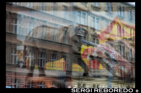 Reflex d'un quadre situat en una de les galeries d'art del centre de Praga. Galeria Nacional de Praga La galeria més important de la República Txeca ofereix una sèrie d'exposicions úniques que presenten les obres del país, així com de la resta del món. Els que no puguin reservar diverses hores o tot el dia per contemplar les seves exposicions, s'alegraran de la possibilitat d'assistir a una visita guiada, de 30 minuts de durada. Per veure l'exposició permanent «L'art dels segles XX i XXI», ha de desplaçar-se al Palau de la Fira de Comerç. L'exposició «L'art d'Àsia i de la Mediterrània medieval», ubicada al Palau Kinsky, inclou uns mil monuments de les cultures del món antic, és a dir d'Àsia, Europa i el nord d'Àfrica. «L'art de Bohèmia i d'Europa Central» s'exposa al Convent de Inés, mentre que el Palau Šternberk ofereix l'exhibició «L'art europeu des de l'antiguitat fins al barroc», incloent-hi les obres de mestres com ara El Greco, Goya o Rubens. També pot sortir de Praga i dirigir-se al palau de ? Ar nad Sázavou, que acull l'exposició de l'art barroc incloent les obres de Karel Škréta, o al palau Fryštát a Karviná on s'exposen les col · leccions de l'Art txec del segle XIX. Exposicions temporals se celebren així mateix al Picadero de Wallenstein de Praga.