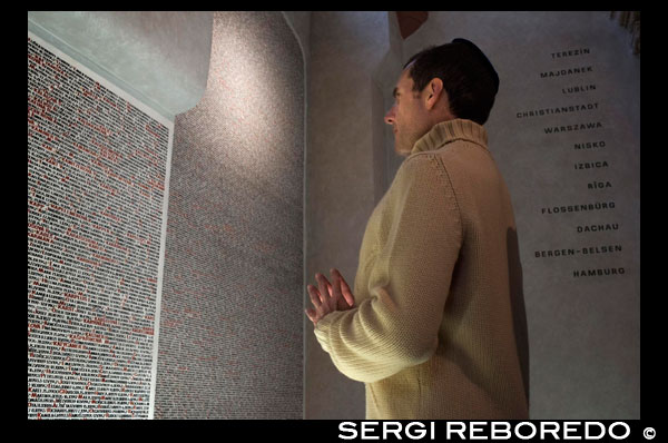 Praying beside the names of the victims on the walls of the Pinkas Synagogue. The present building is the work of the Horowitz family. In 1535, it built Aaron Meshullam Horowitz from his house "U Erb?" And the Old Jewish Cemetery. After World War II, the synagogue became a monument to the Jews of Bohemia and Moravia murdered by the Nazis. On its walls are inscribed the names of the Jewish victims, their personal data, and the names of the communities to which they belonged. In 1968, however, the Monument was closed due to groundwater seepage, which threatened the building structure. During insulation work were discovered underground spaces, an old well and a ritual bath. The communist regime intentionally delayed the repair work and the inscriptions were removed. It was not possible until 1990 to complete the building modifications. Finally, between 1992-1996, the 80 000 names of Czech and Moravian Jewish victims of Nazism were written on the walls again. On the first floor of the Pinkas Synagogue is exposure of children Drawings Terezín, 1942-1944. Among the prisoners at Terezin had over 10 000 children under age 15 to be captured. In 8000 of them sent to the east, about 242 survived the war. The Jewish Museum has more than 4000 original drawings of these children in their collection. They are a moving testimony of his cruel fate and practically the only memory gives those who did not survive. Most were deported to Auschwitz, where they were exterminated. Javier Castro.