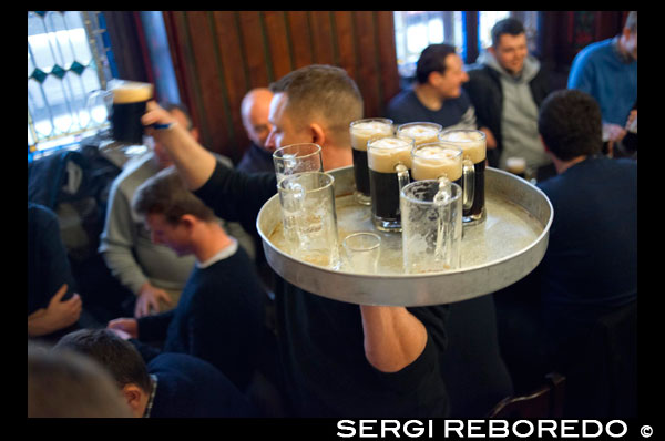 Interior de una de las incontables cervecerías ubicadas en el centro de Praga. Praga es una obligación para los amantes de la cerveza. En Octubre del año 1842 “La Pilsner” nació y revolucionó el mundo de la cerveza, pero el amor que tienen los checos por la buena vida tiene una historia mucho mas larga. Algunas de las mejores cervezas del mundo son elaboradas, y lo más importante, disfrutadas por los checos y todos aquellos que visitan sus tabernas, bares o pubs.