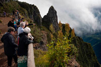 CUMBRE del Maido. A casi 2.000 metros, se encuentra el mirador desde donde se tiene una perfecta vista de los islotes de Mafate. Maido (Piton Maido) es una vista de Mafate y las tierras altas de la Reunión, situada en el oeste de la isla. Alrededor de 2.200 m sobre el nivel del mar, nos con vistas a la Piton Maido Mafate más de 1.000 metros y ofrece un magnífico paisaje. Esta visión de Mafate, uno de sólo accesible en coche, no es más que uno de los atractivos turísticos más visitados de la isla. El sitio de la Maido reunión es accesible en coche, desde el oeste de la isla, hay que subir en los Altos: ya sea por carretera desde el teatro de Saint-Gilles-Les-Bains ya sea por medio de rampas Meseta Caillou de Saint Paul 