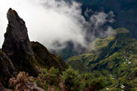 CUMBRE del Maido. Situada a casi 2.000 metros, se encuentra el mirador desde donde se tienen buenas vistas de Mafate. Muy por encima de St-Gilles-les-Bains en el borde del Cirque de Mafate, Le Maido es una de las más impresionantes miradores de la isla de Reunión. El mirador está en lo alto de la cima de la montaña en el 2205M (7232ft) y ofrece unas vistas impresionantes hacia abajo en el circo y de regreso a la costa. Llegue temprano en el día si quieres ver algo que no sea la nube. El nombre de Le Maido viene de una palabra malgache que significa 'tierra quemada', y es más probable una referencia a la apariencia quemada del bosque de matorral a esta altitud. El pico es el punto de partida de la caminata dura a lo largo del borde del circo a la cumbre de Le Grand Bénare (2896m/9501ft), otro impresionante mirador (plazo mínimo de seis horas para que el viaje de vuelta). Los excursionistas también pueden descender de Le Maido en el Cirque de Mafate vía de Roche Plata Sentier, que se reúne la variante GR R2 que conecta las localidades de Roche Plate Îlet des Orangers (permiten tres horas para llegar a Roche Plate). Caminantes ambiciosos pueden ir en la dirección de Îlet des Orangers y abajo a la aldea de Sans Souci cerca de Le Port de pie un largo día de (al menos ocho horas). 