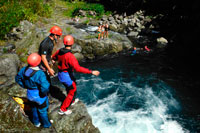 Aymeric. Canyoning in Rio Langevin, next to the waterfall of Grand Galet. Reunion Island is one of the greatest havens with which you can find on earth canyoning. There is much to explore, and what are known as mythical places that everyone dreams of visiting at least once in life. Among all the ravines of the island, stands the Trou de Fer, probably one of the world's most technical descents. So there were Sol Rios, Miriam Lanaspa, Pilar Rojo, Annabella Fairtlough, Dani Martin, Pedro Rincón, Dani Padrós Padrós and Santi, and returned with the "Five Ten" a bit broken and wetsuits with the odd hole. Gone were declines as Takamaka I and III (v4/a6/IV), The Trou de Fer (v7/a5/V, for Bras Mazerin), Fleur Jeunes "integral" (v4/a3/IV), Cap Blanc (v4/a6/V) and Coloscopie (v4/a3/VI). In its activity, it should be noted an unusual decrease of "Trou de Fer" (hell hole) in time and in a team of 8 participants, two national first major canyons (Cap Blanc and Coloscopie), unless the protagonists have knowledge, exploring new places and over 4000 meters of accumulated abseiling.