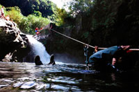 Aymeric. Barranquisme al Rio Langevin, al costat de la cascada de Grand Galet. L'especial orografia del terreny va propiciar la formació d'innombrables les, (nom local mitjançant el qual es defineixen els torrents de muntanya) i de Ravines (torrents). Amb més de 70 barrancs equipats, a més d'innombrables vies d'escalada, Reunion és sense cap dubte un referent a nivell mundial per als amants del descens de barrancs. Les característiques de la major part de descensos, difereixen bastant dels barrancs que tenim per les nostres latituds. En Reunion el principal protagonista és el desnivell, tant total com parcial, ja que són habituals les grans cascades, com les de Ravine Blanche, on l'aigua inicialment es precipita a través de sengles cascades de 440 i 310 metres d'alçada respectivament. O també amb desnivells acumulats que sobrepassen els 1.000 metres, com és el cas del Bras Magazín, amb 1.140 metres. Les aproximacions i els retorns dels barrancs també són una veritable aventura, ja que en moltes ocasions, especialment en els canons del Circ de Salazie, discorren a través d'una espessa vegetació, salvant trams que arriben a ser verticals amb l'ajuda de cordes fixes, escales d'alumini, o simplement fent el Tarzan per les arrels i les branques dels arbres. Són el que en Reunion s'anomenen Sentiers de canyoneurs (senders de canoners o barranquistes). Nosaltres alucinábamos en pensar en el treball i la dificultat que va haver de portar obrir aquests senders. Prova d'això és que l'obertura del barranc de Rivière des Roches, va suposar amb 14 dies d'expedició, la major obertura de la història del barranquisme.