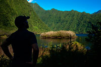 Nicolas Cyprien. Treking alrededor del lago Grand Etang. Point de vue sur grand etang.  Aquí está una manera diferente y mucho más deportivo para visitar el Grand Etang. Si dos terceras partes de la pista es un área plana, la última parte es más difícil. Todavía se pueden ver alrededor de la casa Servaux rastros de las culturas, así como un gran avión, pero la zona es abandonada mucho tiempo. Ahora es el área de la guayaba y muchas veces ver a la gente en la Plaine des Palmistes con grandes latas se reúnen para preparar la deliciosa mermelada. 