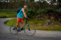 Descenso en bicicleta de montaña por la cordillera de Mafate y la montaña de Maido. El circo de Mafate es uno de los 3 grandes colapsos del volcán más antiguo de la isla de Reunión. Este es el más salvaje y la única que permanece inaccesible en vehículos. Se puede llegar sólo a pie o en helicóptero. El borde del circo es una pared casi vertical, más de 1000m de altura. Se llama "muralla". El pico de Maïdo (2203m) está situado en el borde oeste de esta "muralla". Maïdo, en malgache, significa "tierra quemada". Sin embargo, incluso desde un punto de vista botánico, esta balada es enriquecedor, porque para llegar a la plataforma Maïdo, es necesario para comenzar su viaje desde el nivel del mar, y como usted se levanta, va a cruzar varios pisos de vegetación: zonas de cultivo (caña de azúcar y café), hasta los bosques de altura media de 1000 m (hasta 1900m) con árboles en particular tití. Entonces, el bosque desaparece, como aparecen prados. A partir de los 2000m de altura, sólo hay algunas plantas que quedan cortos, como arbustos, retamas y hierbas. 