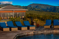 Piscina y exteriores del Hotel Diana Dea Lodge. Situado a 600m, con vistas al pueblo de Sainte Anne, de Diana Dea elegante, moderno estética y el paisaje asombroso lo distingue como un lugar un poco especial. Rodeado de una extensión sin fin de exuberante tierra verde, hacia Diana Dea se puede sentir como si estuviera muy lejos de casa ... de la mejor manera posible. Con una pequeña selección de habitaciones de estilo individual y suites repartidas en las colinas de la campiña de la isla de Reunión, este es el lugar perfecto para descansar en una hamaca y disfrutar de la serenidad.