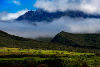 Inmediaciones del volcán Piton de la Fournaise. El macizo volcánico del Piton de la Fournaise, que se eleva a 2.631 m ocupa el tercio sureste de la isla de La Reunión. Es el volcán está activo en la isla. El Piton de la Fournaise comenzó su actividad hace 500.000 años. Hoy en día el volcán se encuentra dentro de un colapso de la caldera grande (9 x 13 km) de profundidad, 100 metros a 300, el recinto de Fouqué, que es en sí misma intersección en la Es decir, otra depresión en forma de U, el Gran Brûlé (8 x 13 km), desciende hacia el mar El panorama lunar de este sitio se puede ver que el recinto está rodeado Fouqué en el lado oeste por otra caldera, la más antigua, la Plaine des Sables. Esta designación proviene de las islas caldera volcánica de las Canarias, para nombrar a un caldero. En vulcanología, es un conjunto completo de presión más o menos circular, debido al colapso de la parte central de un volcán. En realidad, hay dos grandes tipos de calderas: La primera es debido a la emisión de una gran cantidad de magma rico en sílice (piedra pómez), como la que ocurrió en el Lago Cráter 6600 años atrás, en Santorini alrededor de 1600 aC. JC en Krakatoa en 1883 y más recientemente en Pinatubo. La depresión así formada es de unos diez kilómetros de diámetro en promedio.  