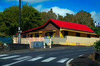 Casas junto a la carretera en la N3 camino del Piton de la Fournaise. Reunión es un territorio francés de ultramar situado en medio del Océano Índico, al este de la isla de Madagascar. Este encantador destino ha sido bendecida con un clima tropical y los bellos paisajes volcánicos, con su atractivo es tanto por sus playas de arena blanca como el paisaje de montaña. Los portugueses descubrieron la isla deshabitada en 1513. Desde el 17 hasta el siglo 19, la inmigración francesa complementada con la afluencia de africanos, chinos, malgache, indios y Malabar dio a la isla su mezcla étnica. La apertura del Canal de Suez en 1869 costo de la isla su importancia como una parada en la ruta del comercio de las Indias Orientales. Seguía siendo una colonia hasta 1946, cuando se convirtió en un departamento de la República Francesa.