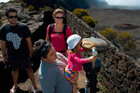 Volcan Pitón de la Fournaise. Piton de la Fournaise es uno de los volcanes más activos del mundo. Volcán Piton de la Fournaise se encuentra sobre la pluma del manto Reunion. El volcán está situado en la parte NE de la Reunión. Una caldera anidada ha sido creado por dos grandes erupciones. La cumbre se compone de dos cráteres, el Bory Cratere mayores y la participación activa de Dolomieu Cratere. Una erupción del volcán ocurre casi todos los años en Piton de la Fournaise volcán. La actividad volcánica se compone de la emisión de lava y pequeñas explosiones. La caída de ceniza se produce raramente. Pelo de Pele a veces se producen. La caldera del volcán Piton de la Fournaise contiene una densa red de radial y sub-concéntricos grietas abiertas y fisuras eruptivas en el cono de la cumbre similar a las Islas Galápagos, excepto en una escala más pequeña. 2010 Erupción 