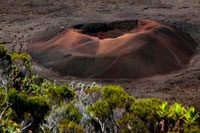 Una de las calderas del Volcan Pitón de la Fournaise. De tamaño y origen similar a nuestra isla de Tenerife, Reunión brotó del fondo oceánico hace millones de años. Aun así este departamento ultraperiférico de Francia es un territorio joven, todavía en proceso de creación. El Piton de la Fournaise, al que los locales se refieren simplemente como "el volcán", sigue escupiendo lava con regularidad sobre este paraíso natural de población mestiza anclado al este de Madagascar.