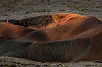 Els volcans: Pitó de la Fournaise i Pitó de les Neus Sens dubte, un dels principals atractius turístics de Illa Reunió són els seus volcans. El volcà Pitó de la Fournaise és tot un espectacle. Els de Illa Reunió no són volcans perillosos perquè la seva activitat és escassa i són molt predictibles, encara que clar, la vulcanologia segueix sense ser una ciència exacta. Per a la seva tranquil · litat, és vigilat pels vulcanòlegs les 24 hores al DOA. Cal anar al Pas-de Bellecombe per gaudir de la panoràmica de la xemeneia d'aquest volcà actiu. És possible caminar pel cràter i pel proper paisatge lunar de la Plaine des Sables. Sigui respectuós amb els senyals d'abalisament. No és un viatge per a tots. Costa arribar, perquè no es pot anar en cotxe. A vegades, s'arriba exhaust. Hi ha un museu del volcà situat en el camí que porta al Pitó de la Fournaise. L'altre volcà important, més elevat encara, és el Piton des Neiges, o de les Neus, de 3.069 metres. Aquest no està en actiu. Està envoltat per tres impressionants amfiteatres: els circs de Cilaos, Mafate i Salazie, dels quals parlar en el post següent. Tant des de dalt del Pitó de Fournaise com el de les Neus, les vistes són esgarrifoses, i es pot entreveure com les erupcions volcàniques han anat modelant l'illa. Si l'objecte de la visita a Illa Reunió és la pràctica de senderisme o canyoning, des de dalt es contemplen els escarpats barrancs amb què caldrà bregar quan comenci l'aventura.