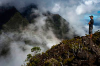 Nicolas Cyprien. Vistes des Morne Langevin. El Morne Langevin és un pic de la muntanya a l'illa de Reunió, departament francès d'ultramar al mar Oceà Índic. Situat al municipi de Saint-Joseph, que s'eleva a 2.380 metres al llarg del penya-segat en lloc de la Remparts plana que domina les fonts del riu Langevin, un riu de Piton de la Fournaise s 'que flueix des del nord cap al sud salvatge. S'arriba per un sender que discorre al llarg de la paret de les Sorres del port de muntanya anomenat no Sables.