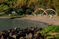 Puente a las afueras de la ciudad de Saint Leu. Aunque a Reunión no se viene en busca de playas, es imposible resistirse a su atractivo. Las mejores están en la costa oriental, en St-Gilles-les-Bains y Boucan-Canot, al sur de Saint-Paul, ambas protegidas por la barrera de coral de los tiburones, únicos animales temibles en esta zona, aparte de los mosquitos, la de Saint-Pierre, permanentemente animada, y la Grande Anse, situada en el inicio del llamado Salvaje Sur.