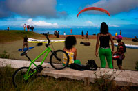 Azurtech. Parapente en St. Leu. La Isla Réunion, en pleno OCÉANO INDICO, es un lugar excelente para el vuelo libre; las condiciones de vuelo son técnicas, pero muy lúdicas. Allí se han organizado las finales de los campeonatos de Francia del 2000 y se han llegado a validar ocho mangas sobre ocho. En diez años de pruebas, se han validado siempre las competiciones. En el año 2002 se organizó este campeonato internacional que contaría para la PWC, con el objetivo principal de que se incluyera una prueba en La Réunion dentro del circuito de la Copa del Mundo del 2003; y justo hace unos días me comunicaron desde Francia que lo han conseguido: este año se celebrará la final de la Copa del Mundo de Parapente en la Isla de la Reunión, del 9 al 15 de Noviembre. Personalmente, creo que se lo han ganado y lo merecen. Existe más de una decena de sitios de vuelo reconocidos en la Isla. A todas las zonas del interior de más de 1.500 metros hay que llegar temprano ya que enseguida se forma nubosidad y además lo hace muy rápidamente. Siempre es recomendable esperar a ver qué ocurre con el viento: si se mantiene el régimen de brisa, a volar; si no es así, hay que volver en otro momento, ya que el viento se acelera muchísimo al ser valles tan cerrados