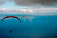 Azurtech. Zona de vuelo de parapente de Colimaçons (St Leu). Como cuestión de hecho, hay un pequeño grupo de parapentistas apasionados que están haciendo todo lo posible para reabrir un alto sitio en el Chaloupe (a 2000m). Están negociando un momento de obtener las autorizaciones necesarias. Puede ponerse en contacto con Pascal (la Kaz'Oceane) para darles una mano con sus planteamientos. Para su información, Pascal ha planeado poner una cámara en el techo de su casa rural para tener un punto de vista sobre los Colimaçons despegar ubicación a 800m. Pascal, siempre motivado, quiere hacer un parapente especial de precios de la casa rural. El proyecto incluye el alojamiento, el desayuno y las comidas y el transporte (por la noche y los vuelos de día a un precio muy interesante). No se olvide de inscribirse en el área de miembros en la parte superior de nuestra página web para empezar a hacer sus comentarios y sugerencias sobre el blog (es gratis así que tome ventaja de ello!)