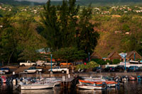 Port de Sant Leu. L'illa de la Reunió forma part de l'arxipèlag de les Mascarenyes, juntament amb l'illa de Maurici (a 200 km a l'E) i la de Rodrigues (molt més allunyada cap a l'est), sent la major de totes elles. Està situada al SO de l'oceà Índic, a l'est de Madagascar i al sud-oest de Maurici. Dista de Madagascar uns 700 km a l'O i de França, anomenada aquí "Métropole" (metròpoli), uns 10000 km. en línia recta. Està situada a 21 º de latitud sud i 55 º de longitud est, entre l'equador i el tròpic de Capricorn, a 300 km. al nord d'aquest tròpic. Té una forma quasi el · líptica i una superfície de 2512 km. quadrats, és a dir, 475 km. més gran que l'illa de Tenerife. . El seu perímetre és de 207 km. D'origen volcànic, el seu relleu és molt accidentat degut, fonamentalment, a la conjugació de dues influències: l'erosió i el vulcanisme. Del total de costes de l'illa només 30 km. corresponen a platges, principalment al sud-oest. Presenta una barrera de corall d'uns 25 km., Sobretot a la costa oest.