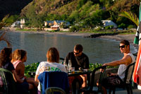 Bars costat del port de Saint Leu. En Reunió es poden fer una infinitat de coses: Visita la Gruta dels Primers Francesos, prop de Saint Paul, la ciutat més antiga de l'illa, lloc de refugi de pirates, i al veí cementiri, on hi ha nombroses tombes del segle XVIII tant d'hisendats com de pirates. Recórrer el Jardí de les Espècies, un dels majors jardins botànics que sembren l'illa, amb quatre hectàrees d'arbres i plantes, que recreen l'antic camp de proves que va ser Reunió. Regatejar en el mercat de Forain, a Saint-Paul, a l'oest de Reunió, els caps de setmana. En els seus llocs, col · locats a la vora del mar, s'admiren tant llocs de fruites i llegums com de perfums, artesania, brodats i espècies. Admirar el circ de Salazie amb les seves nombroses cascades que apareixen i desapareixen entre la vegetació, i al capdamunt Hell-Bourg, que forma part del distingit club "Els pobles més bonics de França". Apreciar l'elaboració d'un perfum personalitzat com els que elabora "Memòria dels sentits" a mida, en la localitat de l'Entre-Deux. Gaudir amb els dos ritmes enganxosos de l'illa, l'ancestral "Maloya" que entonaven els esclaus, i el pesat "Séga" que barreja la música criolla i l'europea.