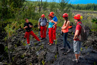 Aymeric. Exploracions en lava tubes a la zona de Grand Brûlé. Els tubs de lava són un tipus de cova de lava formen quan un flux de lava de baixa viscositat activa desenvolupa una escorça contínua i dura, que es espessa i forma un sostre per sobre del corrent de lava encara flueix lliurement. Els tubs es formen en una de dues maneres: per la formació de crosta de canals de lava i fluxos de lava pahoehoe on es mou sota la superfície. Renta normalment surt del punt d'erupció en els canals. Aquests canals solen estar molt calenta com el seu entorn fresc. Això vol dir que a poc a poc es desenvolupen les parets al voltant d'ells com la lava circumdant es refreda i / o com el canal fon la seva forma més profunda. Aquests canals poden tenir suficient profunditat per formar una crosta, formant un tub aïllant que manté la lava fosa i serveix com un conducte per al flux de lava. Aquests tipus de tubs de lava tendeixen a estar més a prop del punt d'erupció de lava. Més enllà del punt d'erupció, la lava pot fluir en un unchanneled, forma de ventall al sortir del seu origen, que sol ser un altre tub de lava que porta de nou al punt d'erupció.