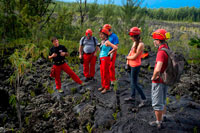 Aymeric. Exploraciones en lava tubes en la zona de Grand Brûlé. Los tubos de lava son un tipo de cueva de lava forman cuando un flujo de lava de baja viscosidad activa desarrolla una corteza continua y dura, que se espesa y forma un techo por encima de la corriente de lava todavía fluye libremente. Los tubos se forman en una de dos maneras: por la formación de costra de canales de lava y flujos de lava pahoehoe donde se mueve bajo la superficie. Lava normalmente sale del punto de erupción en los canales. Estos canales suelen estar muy caliente como su entorno fresco. Esto significa que poco a poco se desarrollan las paredes alrededor de ellos como la lava circundante se enfría y / o como el canal funde su forma más profunda. Estos canales pueden tener suficiente profundidad para formar una costra, formando un tubo aislante que mantiene la lava fundida y sirve como un conducto para el flujo de lava. Estos tipos de tubos de lava tienden a estar más cerca del punto de erupción de lava. Más allá del punto de erupción, la lava puede fluir en un unchanneled, forma de abanico al salir de su origen, que suele ser otro tubo de lava que lleva de nuevo al punto de erupción. 