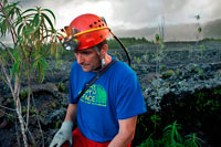 Aymeric. Turistas explorando los lavatubes de la zona de Grand Brûlé. Cuevas Antiguas Aunque hay una serie de otros tubos de lava antiguos en La Reunion incluyendo La Caverne Bateau hemos optado por destacar tres tubos de lava antiguas se han documentado ampliamente por Colas Pascal. Grotte de la Grand Ravine en Trois Bassins Grotte de los Tamarindos en Saint Paul Grotte du Bassin Bleu en L'Eperon Grotte de la Grand Ravine. Con mucho, el más impresionante tubo de lava en la isla sus dos entradas se encuentran a unos 80m por una ruta de 200 metros por el Gran Cañón Barranco. Esta cueva fue explorada por primera vez para la explotación del guano producido por swiftlets en el siglo 19, pero sus 473 metros no se exploró ampliamente hasta 2004 por Pascal Colas. Los segmentos norte y sur se unieron en 2005 con una amplia excavación. Excelentes estudios topológicos e informes de progresión de exploración están disponibles en la página web Pascal Colas ', y hay algunas fotos proporcionadas por las WinsterCavers.  