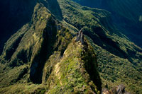 Vista area from a helicopter Cialos Cirque. Cilaos is at the center of the island, in the natural amphitheater of the same name, in the southern part of the Piton des Neiges. All his municipality is located in the Alto. Cilaos holds the world record of diurnal rainfall amounted to 1.87 m in 1952. The surrounding communities are in Saffron Walden, Entre-Deux, Saint Benedict, Saint-Leu, St. Louis, St. Paul, Salazie and three pools. The word comes from the Malagasy word Cilaos Tsilaosa, which means "place where one is safe" one. Regarding the supposed origin, the common currency is "Cilaos, always returns." However, according to some historians, the word Cilaos ever find its origin in the name of a slave from Madagascar called "Tsilaos" shelter in the circus. It is also these slaves "brown" (or "dark brown") in Cilaos leak was first settled. They escaped from their masters, the Maroons took advantage of the difficulty of access to the place of living in freedom and nature. Some of these slaves were installed Islet chain, which owes its name to the fact that hidden fugitive slaves could not reach the plateau by ropes thrown from the walls. Believing themselves safe, were chased quickly by "hunters chestnuts" armed and organized. In their flight, died many chestnuts.