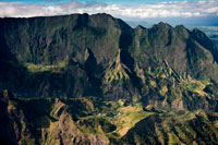 Vista área desde un helicóptero del Cirque de Cialos. Cilaos es el "urbano" y el más seco de los tres circos pero el agua ha hecho que la reputación del circo: tres manantiales termales descubiertas en 1819 fueron capturados y ambiente moderno "Baños Cilaos 'ofrece tratamientos de spa para de las aguas de bicarbonato de sodio que fluyen a temperaturas de 31 ° (Véronique origen) y 38 ° (Ireneo de origen, el nombre del ex alcalde Ireneo Accot las bases para la reactivación de esta actividad). Cilaos es encantador, tranquilo y flores, adornado con un estanque (las cañas Mare) y el punto de partida para numerosas excursiones en coche oa pie, y rutas de senderismo, la GR R1 (Tour del Piton des Neiges en los circos itinerantes 3??) y GR R2 a través de la isla de punta a punta. Para encontrar Cilaos un reconocido artesanía bordado (día Cilaos la famosa '), la lenteja y la Maison des Vins du Chais Cilaos productores de un vino joven pero prometedor. 