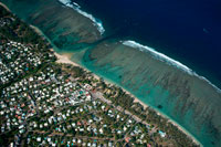 Sobrevolando en helicóptero la zona de St Gilles-les-bains en la Isla de Reunión. Vuelo en helicóptero  Para darse cuenta realmente de la fuerza que muestra la naturaleza nada mejor que admirarla desde el aire. Circos y cascadas, volcanes y la barrera de coral adquieren otra dimensión. El vuelo dura unos 45 minutos y cuesta 200 euros. Información, en los mismos hoteles.