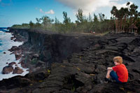 Acantilados en Les puits arabe ou jardin volcanique cerca de St. Philippe. Es con FX'family que dejamos en el gran sur salvaje por un hermoso día en la costa salvaje. El paseo se inicia desde el día Dos ballenas cerca del pozo árabe, que se ejecuta a lo largo del Quai de Limón, luego por el flujo de lava de 1986 a la Pointe de la Table. El regreso será a lo largo de la pared de lava. A muy adecuado para los niños ir de excursión, incluyendo Margaux descubrirá tubos de lava a su tamaño.