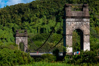 Pont Des Anglais. El pont penjant "Pont des Anglais" sobre la "Rivière de l'Est" entre Sainte-Anne i Sainte-Rose és ara només accessible per vianants. En la seva construcció a finals del segle 19, es diu que és el pont penjant més llarg del món 110 La cascada "Biberon" per al nord de la "Plaine-des-Palmistes" gotes de 787 peus gairebé vertical a través del bosc fins al vall.