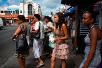 Saint Denis és la capital d'Illa Reunió i un dels llocs de visita obligada. És petita, moderna i cosmopolita, i es recomana visitar a peu. La ruta comença per la zona baixa de la ciutat: el Barachois, un passeig marítim ple de cafeteries. És una zona moderna, chic, i relativament cara. No marxi de la zona sense visitar la prefectura. Des d'aquí, el recomanable és caminar cap a la part superior sense rumb fix, vagarejant sense pressa. Com a orientació, després de visitar Barachois, pot seguir pel carrer Victòria, on trobarà antics edificis i la seu de la Companyia d'Índies (des d'aquí solen començar les visites guiades, per si té interès). En el seu passeig és de visita obligada Carrer París, amb cases criolles, l'hotel antic, que ha estat sotmès a una llarga restauració, i jardins, el gran mercat cobert, al carrer Mariscal Leclerc i el bulevard Luciano Gasparin, que tots els dies, llevat dels diumenges, ofereix una mostra de la varietat de productes artesans d'aquesta zona, i la catedral de Saint Denis. Darrere de la ciutat s'aixequen alguns pujols des de les que es pot obtenir una visió general de Saint Denis, i són punt de partida de les excursions al pic de la Roche écrite, de vegades ocult entre els núvols. És recomanable fer aquesta excursió a l'alba.