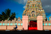 Templo Tamil en St Andre Reunión. Temple Hindou du Colosas. Situación Chemin de Champ Borne 97440 Saint-André. Seuls les extérieurs du temple sí visitent, ainsi Que les vestigios d'un moulin à maïs sí trouvant dans l'enceinte du temple. Sur le web: Templo Hindou du Colosas