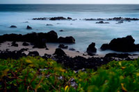 Atardecer en la playa gay “Plage de la souris chaude”. La playa del ratón caliente se clasifica como la "no oficial" única playa nudista de la isla, el nudismo es parte de la vida cotidiana de este lugar, a pesar de la ley de 1978 que prohíbe la práctica. Precaución Riesgo de entradas (recuerda que el nudismo o naturismo está prohibido oficialmente en la playa!)??. La playa del ratón caliente esta entre los baños salinos y Saint-Leu, en el municipio de Trois-cuenca después del surf.