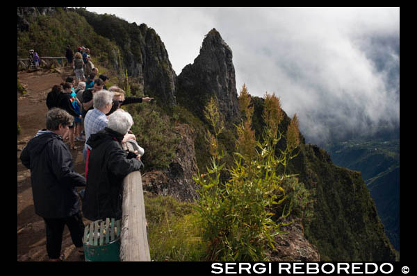 Maido SUMMIT. At almost 2,000 meters, is the viewpoint from where you have a perfect view of the islets of Mafate. Maido (Piton Maido) is a view of Mafate and the highlands of Reunion, located in the west of the island. About 2,200 m above sea level, overlooking us Piton Maido Mafate over 1,000 meters and offers a magnificent landscape. This view of Mafate, one of only accessible by car, is but one of the most visited tourist attractions on the island. Maido The meeting site is accessible by car from the west of the island, climb in the Highlands: either by road from the theater of Saint-Gilles-Les-Bains either via ramps Saint Plateau Caillou Paul then take the direction of William and again ... Maïdo take the forest road (RF8) passing through Petite France .. continue to rise, parking is a few meters from the point of view. It takes about three quarters of an hour to reach the summit of the coast.