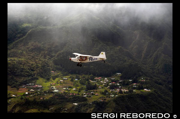 Vuelo en avioneta sobrevolando la la CUMBRE del Maido y  los islotes de Mafate. Los circos: Mafate, Cilaos y Salazie. A los pies del Pitón de las Nieves se abren tres impresionantes circos a los que sólo se puede acceder a través de estrechos desfiladeros. Son los circos de Mafate, Cilaos y Salazie, una joya para los amantes de la montaña. A dos de ellos se puede llegar a pie: Salazie y Cilaos, pero a Mafate sólo se puede llegar a pie o sobrevolarlo en helicóptero. En el interior viven algunas comunidades nativas, muchas de ellas descendientes de esclavos que huyeron de las plantaciones de azúcar. Pese a su aislamiento, en cuestiones de turismo se han abierto e incluso ofrecen hospedaje barato. Salazie es tal vez el circo más hermoso de todos, aunque no el más grande. Innumerables cascadas caen desde lo más alto, precipitándose por las escarpadas pendientes que van a morir al mar. Al fondo, en lo más profundo, está el pueblo de Hell Bourg, un bellísimo pueblo de montaña de tradición termal. Un desastre natural acabó con la estación termal. El pueblo fue recuperado en los 80 y forma parte del catálogo de los pueblos más bellos de Francia. En el circo de Cilaos hay una población del mismo nombre, donde es posible alojarse en hoteles con encanto, como el Vieux Cep, y destacan las coloridas mansiones criollas. Esta zona es apta para la práctica de deportes de riesgo.Un punto de vista en el Cirque de Mafate que se puede llegar en coche es Piton Maido. Se da directamente al circo y se puede ver lugares como Marla, Trois Roches, Roche Plata y La Nouvelle. Es un paisaje muy extraño y absolutamente impresionante. Para llegar al punto de vista, sigue siempre el camino del bosque no. 8 (RF8) hasta su final en el que aparcar el coche a una altura de 2.190 m. Asegúrese de iniciar temprano en la mañana porque las nubes ya se mueven antes de mediodía. Desde St. Leu que se encuentra en la costa oeste, que nos llevó cerca de 2 horas para llegar a Piton Maido.