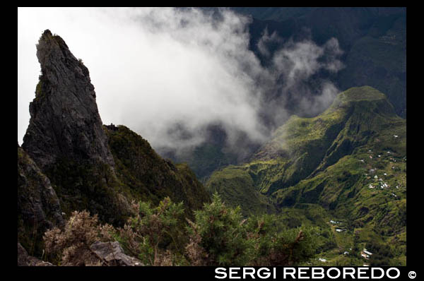 CUMBRE del Maido. Situada a casi 2.000 metros, se encuentra el mirador desde donde se tienen buenas vistas de Mafate. Muy por encima de St-Gilles-les-Bains en el borde del Cirque de Mafate, Le Maido es una de las más impresionantes miradores de la isla de Reunión. El mirador está en lo alto de la cima de la montaña en el 2205M (7232ft) y ofrece unas vistas impresionantes hacia abajo en el circo y de regreso a la costa. Llegue temprano en el día si quieres ver algo que no sea la nube. El nombre de Le Maido viene de una palabra malgache que significa 'tierra quemada', y es más probable una referencia a la apariencia quemada del bosque de matorral a esta altitud. El pico es el punto de partida de la caminata dura a lo largo del borde del circo a la cumbre de Le Grand Bénare (2896m/9501ft), otro impresionante mirador (plazo mínimo de seis horas para que el viaje de vuelta). Los excursionistas también pueden descender de Le Maido en el Cirque de Mafate vía de Roche Plata Sentier, que se reúne la variante GR R2 que conecta las localidades de Roche Plate Îlet des Orangers (permiten tres horas para llegar a Roche Plate). Caminantes ambiciosos pueden ir en la dirección de Îlet des Orangers y abajo a la aldea de Sans Souci cerca de Le Port de pie un largo día de (al menos ocho horas).