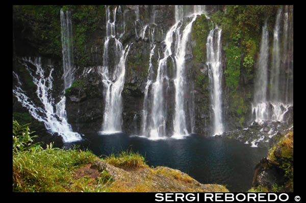 Cascada de Grand Galet. La cascada de Gran Galet o Langevin cascada es una cascada en la isla de La Reunión, departamento francés de ultramar en el Océano Índico suroccidental. En ella se informa que el territorio del municipio de Saint-Joseph, un pueblo de La Reunion se encuentra en el sur de la isla. También se encuentra en la frontera del Parque Nacional de La Reunión. Río Langevin ofrece todo tipo varias posibilidades agradables. Baño y picnic son agradables por todas partes. Una serie de cuencas de la boca: la Cuenca de boca, Pascal Cuenca Cuenca Beef, donde solían ganado a beber, Tamarin Cuenca, Cuenca Benjuí, la Dinan Cuenca, Cuenca Azul, cerca de la presa, y finalmente piscinas Jacqueline golondrinas y La Cascada.       El camino sigue el cauce del río Langevin es la sombra de viejos lichis, aguacates y plátanos. En la cantidad correcta, la pequeña fábrica construida en 1959 Langevin produce anualmente 15 millones de kw / h, y da servicio a toda la región. Varias familias viven en un lugar llamado La Pastrelle, nombre de un antiguo puente hecho de troncos sobre el río. Por encima de la curva de la carretera, el magnífico espectáculo de La Cascade Langevin, también conocido como el gran rodillo de Cascade. La cascada se extiende sobre una gran pared y se compone de varias cascadas. Hay que fluye constantemente y agua abundante. Gran Galet, el camino no se va, un pequeño pueblo con casas de madera.