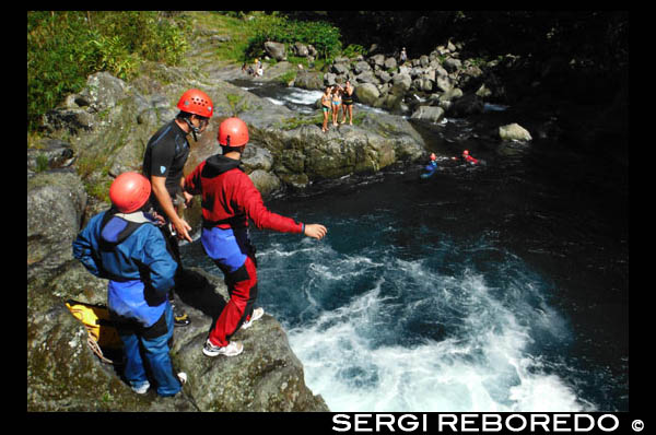 Aymeric. Canyoning in Rio Langevin, next to the waterfall of Grand Galet. Reunion Island is one of the greatest havens with which you can find on earth canyoning. There is much to explore, and what are known as mythical places that everyone dreams of visiting at least once in life. Among all the ravines of the island, stands the Trou de Fer, probably one of the world's most technical descents. So there were Sol Rios, Miriam Lanaspa, Pilar Rojo, Annabella Fairtlough, Dani Martin, Pedro Rincón, Dani Padrós Padrós and Santi, and returned with the "Five Ten" a bit broken and wetsuits with the odd hole. Gone were declines as Takamaka I and III (v4/a6/IV), The Trou de Fer (v7/a5/V, for Bras Mazerin), Fleur Jeunes "integral" (v4/a3/IV), Cap Blanc (v4/a6/V) and Coloscopie (v4/a3/VI). In its activity, it should be noted an unusual decrease of "Trou de Fer" (hell hole) in time and in a team of 8 participants, two national first major canyons (Cap Blanc and Coloscopie), unless the protagonists have knowledge, exploring new places and over 4000 meters of accumulated abseiling. "Many times intense, blind trust with peers, incredible jumps, dangerous water movements, rappels infinite strings madrugones shattered and unusual for a sport considered" quiet ", so are the ravines of the island of Reunion. We stayed in a ravine in the inkwell isolated Mafate circus, maybe in a next time, maybe in the next life, in the end a total of nearly 20 declines were evident in our fatigued bodies ... "