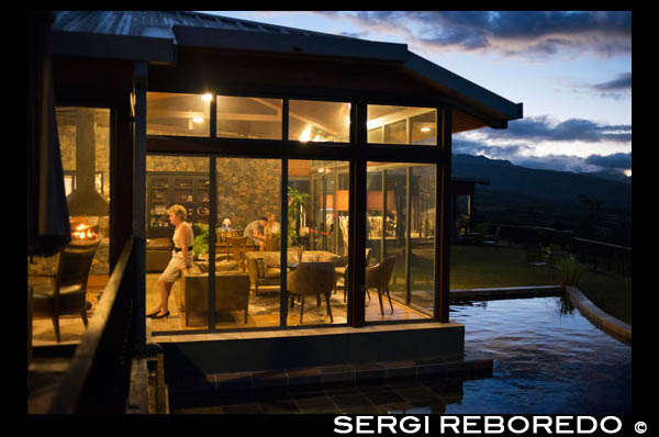 Atardecer en el Hotel Diana Dea Lodge. Situado en un parque de 150 hectáreas en la isla de La Reunion, Diana Dea Lodge es de 9 Km de Sainte-Anne. Este hotel de 4 estrellas cuenta con una piscina de borde infinito y un spa que ofrece tratamientos faciales y masajes. Las habitaciones del Diana Dea Lodge cuentan con un balcón con vistas panorámicas. Todas disponen de TV LCD con canales vía satélite y minibar. Todas las habitaciones disponen de acceso a Internet y un cuarto de baño. El desayuno buffet se sirve en el restaurante y en los días soleados, los huéspedes pueden cenar en la terraza. El bar salón combina madera y elementos de piedra, ofreciendo un buen lugar para tomar una copa frente a la chimenea. Otras instalaciones incluyen una biblioteca y una mesa de billar. Parking privado disponible en el hotel y el hotel se puede acceder desde Roland Garros Airport, a 47 km.