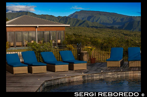 Piscina y exteriores del Hotel Diana Dea Lodge. Situado a 600m, con vistas al pueblo de Sainte Anne, de Diana Dea elegante, moderno estética y el paisaje asombroso lo distingue como un lugar un poco especial. Rodeado de una extensión sin fin de exuberante tierra verde, hacia Diana Dea se puede sentir como si estuviera muy lejos de casa ... de la mejor manera posible. Con una pequeña selección de habitaciones de estilo individual y suites repartidas en las colinas de la campiña de la isla de Reunión, este es el lugar perfecto para descansar en una hamaca y disfrutar de la serenidad.  UBICACIÓN  Un poco de slither suelo francés en medio del Océano Índico, la isla de Réunion ofrece a todo tipo de ambiente que te puedas imaginar. Intercalado entre Madagascar y Mauricio, se encuentra de todo, desde la espesa selva tropical a vastas tierras bajas costeras, las cascadas que fluyen libremente y picos volcánicos. Construido en un terreno, una vez reservado para la caza, un paseo por los jardines del hotel le llevará a través de extensos tramos de bosque salvaje poblada por una pequeña comunidad de ciervos salvajes.  LA HABITACIÓN  Decoradas con maderas oscuras, de piedra fría y una gama ecléctica de telas, las suites aquí son todos acerca de la textura. Ilustraciones de colores brillantes adornan las paredes de color pastel y esculturas de madera rústicos sentarse en las mesas de café y en las esquinas con poca luz. Salga a su balcón privado y beber en la vista de 180 grados o disfrutar de un panorama similar de una bañera llena de burbujas perfumados.  Por qué nos gusta  Esconderse en la biblioteca del hotel con un manoseado ejemplar de su novela favorita o te pongas en medio de los muebles antiguos y acogedoras chimeneas en el bar de estilo rústico y un restaurante con una copa de vino tinto francés. También vale la pena reservar a ti mismo en lugar de uno o dos tratamientos en el spa para un masaje relajante que te hará sentir relajado y completamente rejuvenecido. 