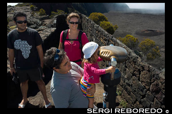 Volcan Pitó de la Fournaise. Piton de la Fournaise és un dels volcans més actius del món. Volcà Piton de la Fournaise es troba sobre la ploma del mantell Reunion. El volcà està situat a la part NE de la Reunió. Una caldera imbricada ha estat creat per dos grans erupcions. La cimera es compon de dos cràters, el Bory Cratere majors i la participació activa Dolomieu Cratere. Una erupció del volcà passa gairebé tots els anys en Piton de la Fournaise volcà. L'activitat volcànica es compon de l'emissió de lava i petites explosions. La caiguda de cendra es produeix rarament. Pèl de Pele de vegades es produeixen. La caldera del volcà Piton de la Fournaise conté una densa xarxa de radial i sub-concèntrics esquerdes obertes i fissures eruptives en el con de la cimera similar a les Illes Galápagos, excepte en una escala més petita. 2010 Erupció octubre. Una erupció va començar a Piton de la Fournaise volcà, reunió a les 7:10 pm (hora local) el 14 d'octubre de 2010. El lloc de l'erupció es troba a una alçada de 2000 m al costat sud del volcà. Els esdeveniments s'han accelerat en la tarda. La crisi sísmica (caracteritzada per nombrosos terratrèmols a la base del volcà) es va iniciar a les 1:30 pm. Va aconseguir el seu punt màxim a les 3 pm. A. Terratrèmol més gran que mitjana es va produir a les 2:50 pm, el que va resultar en el col.lapse de les parets internes del cràter Dolomieu La crisi sísmica, el que reflecteix l'augment de magma a l'edifici volcà, s'ha alentit després de les 3 pm. D'acord a la informació proporcionada per l'Observatori Vulcanològic, l'erupció es va produir a prop del lloc conegut com "Château-Fort". Gener. Una erupció va començar a Piton de la Fournaise volcà, el 2 de gener de 2010.Lava fluïa en cràter Dolomieu. L'erupció va durar 2 dies. 2009 Erupció L'erupció de curta durada en el Piton de la Fournaise volcà havia acabat després d'unes hores el 5 de novembre de 2009. Per primera vegada des de 2007, la lava ha fluït fora del cràter. Els fluxos de lava van ser àmpliament visible des de la vora de la Reunió, i l'alba d'ahir fumaroles només estaven actius. Els fluxos de lava ja no estaven actives i es va produir una disminució gradual en la intensitat del tremolor volcànic. A partir de les 5:30 pm el 5 de novembre sismes van ocórrer a una taxa d'un a dos per minut, i després a les 7:30 pm una crisi sísmica es va perllongar durant una hora, seguit per una pausa. Al voltant de 21:00 tremor volcànic va marcar l'inici de l'erupció. El volcà sempre un espectacle amb fluxos de lava il · luminant el cel i l'atracció d'automobilistes atenció entre Sant Felip i Piton Sainte-Rose. Els automobilistes que viatgen a la carretera van ser els primers testimonis del corrent de lava i donar l'alarma a les 9:15 pm. Van descriure la seva majoria fonts i fluxos de lava. L'erupció consisteix en múltiples fluxos de lava que es movien ràpidament per la pendent. Dues fissures semblava haver obert a la banda est, prop del cim. La policia de Sant Felip anima els automobilistes anar amb compte i no aparcar en qualsevol lloc per veure l'erupció. No hi va haver tancaments de carreteres. Els residents sentit parlar de l'erupció a la ràdio i va començar a venir, però la gent no era molt gran a causa del temps de la nit. Entre 11:10 i 11:15 pm, tremolor volcànic gairebé havia desaparegut. Pujar fins les 12:30 pm d'un centenar de persones es van parar al peu de la Rampe du Tremblet al Gran Brûlé i observar els fluxos de lava. En el matí del 6 de novembre a les 6:45 del matí un helicòpter de la policia sobrevolava la zona. El vol de reconeixement va confirmar que dues fractures obert entre el sud i l'est del cim del cràter Dolomieu, que va produir fluxos de lava lluny de la carretera. El resum dels vulcanòlegs és el següent: a les 20.50, l'erupció s'ha iniciat al penya-segat sud dins del cràter Dolomieu. A les 21.05 hores, l'esquerda es va ampliar i obrir a l'est-sud-est prop de la vora del cràter d'Dolomieu. En 21h20: a segona esquerda oberta a la vessant oriental del con del cim. Dos fluxos de lava eren visibles en les faldilles del Piton de la Fournaise. El volcà ha estat sumit en una calma relativa. La situació segueix sent inestable. Una segona erupció pot començar en qualsevol moment advertir els científics de l'observatori de volcans. El dilluns 14 de desembre de 2009 una cimera erupció va començar a les Piton de la Fournaise volcà a l'extrem sud del cràter Dolomieu a les 18:45 (hora local). L'erupció seguit una crisi sísmica i la deformació de la cimera. Tremolor terratrèmol va començar a les 18:30 hores. La durada de l'erupció va ser de sis hores, el que va ser un dels més curts en les últimes dècades en el volcà. 2009 Crisi sísmica Una crisi sísmica es va iniciar a Piton de la Fournaise volcà, Reunió el dimecres 14 d'octubre de 2009. L'eixam generat 338 terratrèmols amb una magnitud màxima de 2,3. La tendència de deformació gradual continua, amb al voltant de 1,5 cm de desplaçament en dues setmanes. No hi ha canvi en la química de gas s'ha detectado.Análisis de les dades suggereix que el procés d'intrusió magmàtica continua en profunditat. Aquesta sismicitat significatiu ha estat associada amb petita deformació del flanc nord de Dolomieu. Petites allaus s'han produït a l'interior de Dolomieu, sobretot cap al final de la crisi sísmica. El nivell d'alerta 1 es manté al seu lloc. L'accés públic al cim del volcà, i l'aterratge d'helicòpters al volcà estan prohibits. La freqüència i la intensitat de la sismicitat estan augmentant gradualment a Piton de la Fournaise volcà a Reunion. La tendència de la deformació gradual del volcà continua, particularment a la part nord de Dolomieu i prop de Soufriere. El divendres 16 d'octubre segons dades trobades per Actimundi, la xarxa sísmica va registrar un terratrèmol cada setanta segons, amb una magnitud màxima de 3. Es tracta d'una intensitat notable per volcà Piton de la Fournaise, on poques vegades superen els terratrèmols de magnitud 2. Els terratrèmols es troben actualment a una profunditat de 2000 m, el que indica magma encara no ha arribat a la superfície. El patró pre-eruptiva del volcà Piton de la Fournaise està marcat per diverses crisis sísmiques, interromputs per períodes de descans. No hi ha hagut cap canvi en la composició química del gas al volcà. Nivell d'alerta 1 (erupció imminent o probable) es manté des del 7 d'octubre, després de la crisi sísmica en primer lloc, i l'accés al cim del volcà està prohibit. 2008 Erupció Una erupció va començar a Piton de la Fournaise volcà el diumenge 21 de setembre de 2008. Un estany petit renta format en el fons del cràter Dolomieu alimentat per una fissura al costat oest. L'erupció va ser acompanyada per deu terratrèmols. Els alts nivells de diòxid de sofre s'han reportat en el volcà. Aquesta és la primera erupció del volcà Piton de la Fournaise des de la gran erupció a l'abril de 2007, que es va anomenar la "erupció del segle".