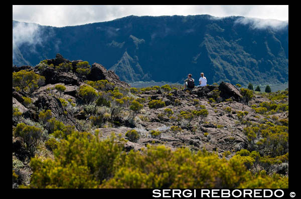 Trekking pel Volcan Pitó de la Fournaise. El volcà del Pitó de la Fournaise es troba a la Illa de la Reunió, a l'oceà Índic. En un volcà molt actiu que té erupcions gairebé de forma permanent. Emet llargues colades de lava que algunes vegades arriben fins al mar. L'última erupció es va iniciar el 2006 i es va continuar durant anys, havent-se produït importants modificacions al cim. El Pitó de la Fournaise és un VOLCÀ ESCUT. 2007 Erupció A l'abril de 2007 es va produir un col · lapse de la caldera del volcà. El col · lapse desplaçant 0,8 x 1,1 quilòmetres planta baixa de 330 m, amb un volum de 120 milions de metres cúbics. El col · lapse de la caldera acompanyat una de les majors erupcions de lava al volcà en els últims 100 anys. 2006 Erupció Una erupció en el volcà va començar el 20 de juliol de 2006. Una fissura es va obrir entre 2.380 i 2.250 mm d'altitud al flanc SW. Renta fluïa I del cràter rivals. El 30 d'agost de 2006, una erupció va començar al cràter del cim, Dolomieu. Una fissura oberta en el fons del cràter SSE, seguit d'un segon de ventilació 100 m ES en 09 de octubre.