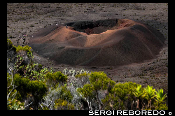 One of the boilers of the Piton de la Fournaise volcano. Source size and similar to our island of Tenerife, Meeting seafloor erupted millions of years ago. Yet this remoteness department of France is a young country, still in the making. The Piton de la Fournaise, which locals refer to simply as "the volcano" spewing washed regularly follows this natural paradise anchored mestizo population east of Madagascar.