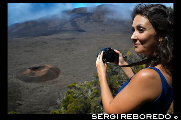 Una turista fotografia una de les calderes del Volcan Pitó de la Fournaise. També conegut com el 'volcà que fa olor de vainilla' es troba situat a l'illa francesa de Reunió i sol entrar en erupció cada dos anys aproximadament. Després de diversos dies manifestant una crítica activitat, el 14 d'octubre de 2010 es va produir l'última erupció violenta del volcà que va escopir lava i va expulsar gasos a l'atmosfera, però que afortunadament no va acabar amb la vida de cap humà. Del que no hi ha dubte és que l'illa de Reunió-la més gran de l'oceà Índic-, ha estat modelada durant milers d'anys pels cinc volcans que vigilen des de les altures i dels quals aquest Pitó de la Fournaise és l'únic que segueix en actiu.