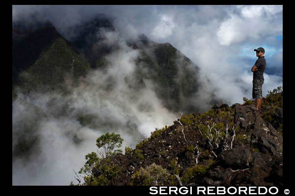 Nicolas Cyprien. Vistas desde Morne Langevin. El Morne Langevin es un pico de la montaña en la isla de La Reunión, departamento francés de ultramar en el mar Océano Índico. Situado en el municipio de Saint-Joseph, que se eleva a 2.380 metros a lo largo del acantilado en lugar de la Remparts llanura que domina las fuentes del río Langevin, un río de Piton de la Fournaise s 'que fluye desde el norte hacia el sur salvaje. Se llega por un sendero que discurre a lo largo de la pared de las Arenas del puerto de montaña llamado no Sables. 